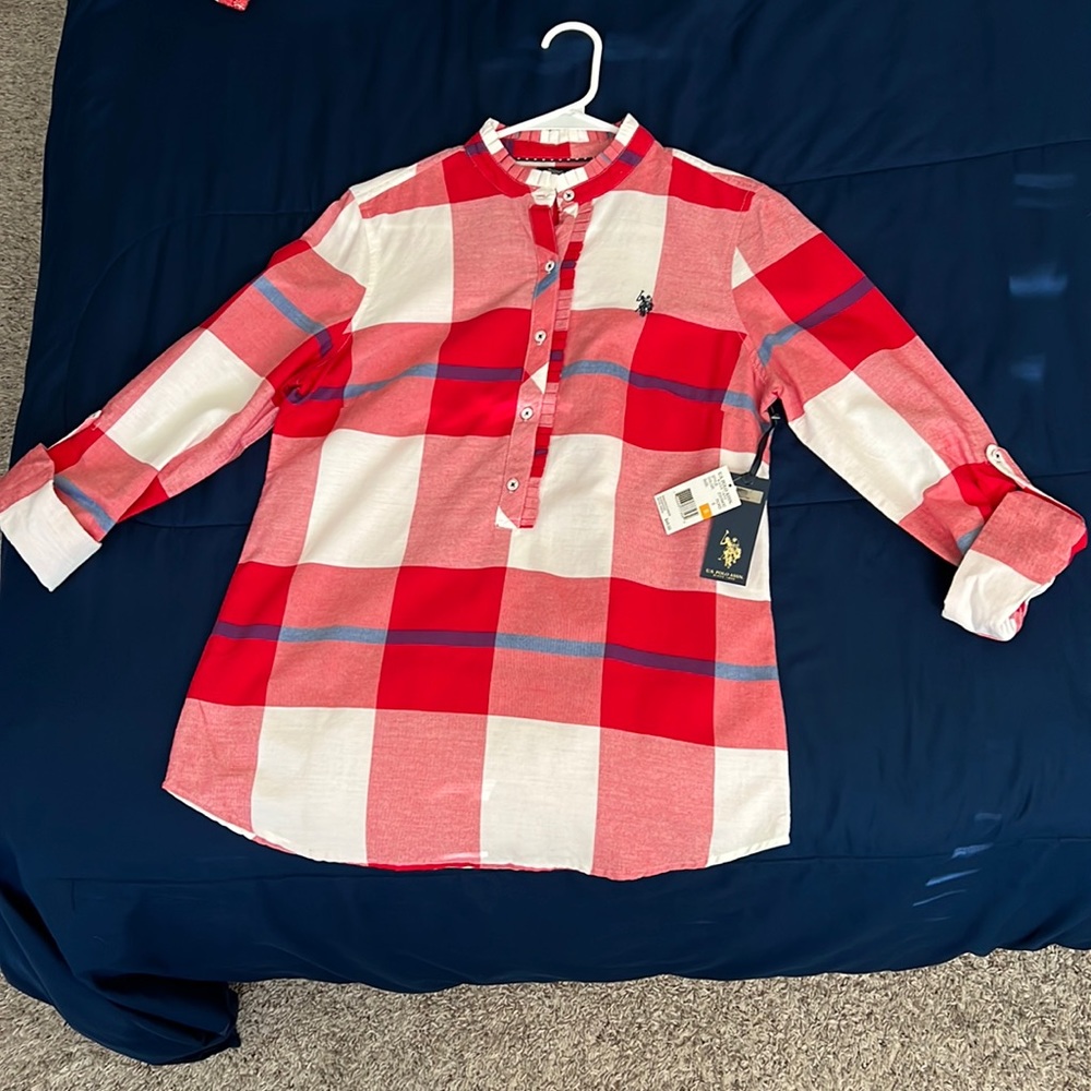 Woven long sleeve shirt, detailed collar and Sleeves.